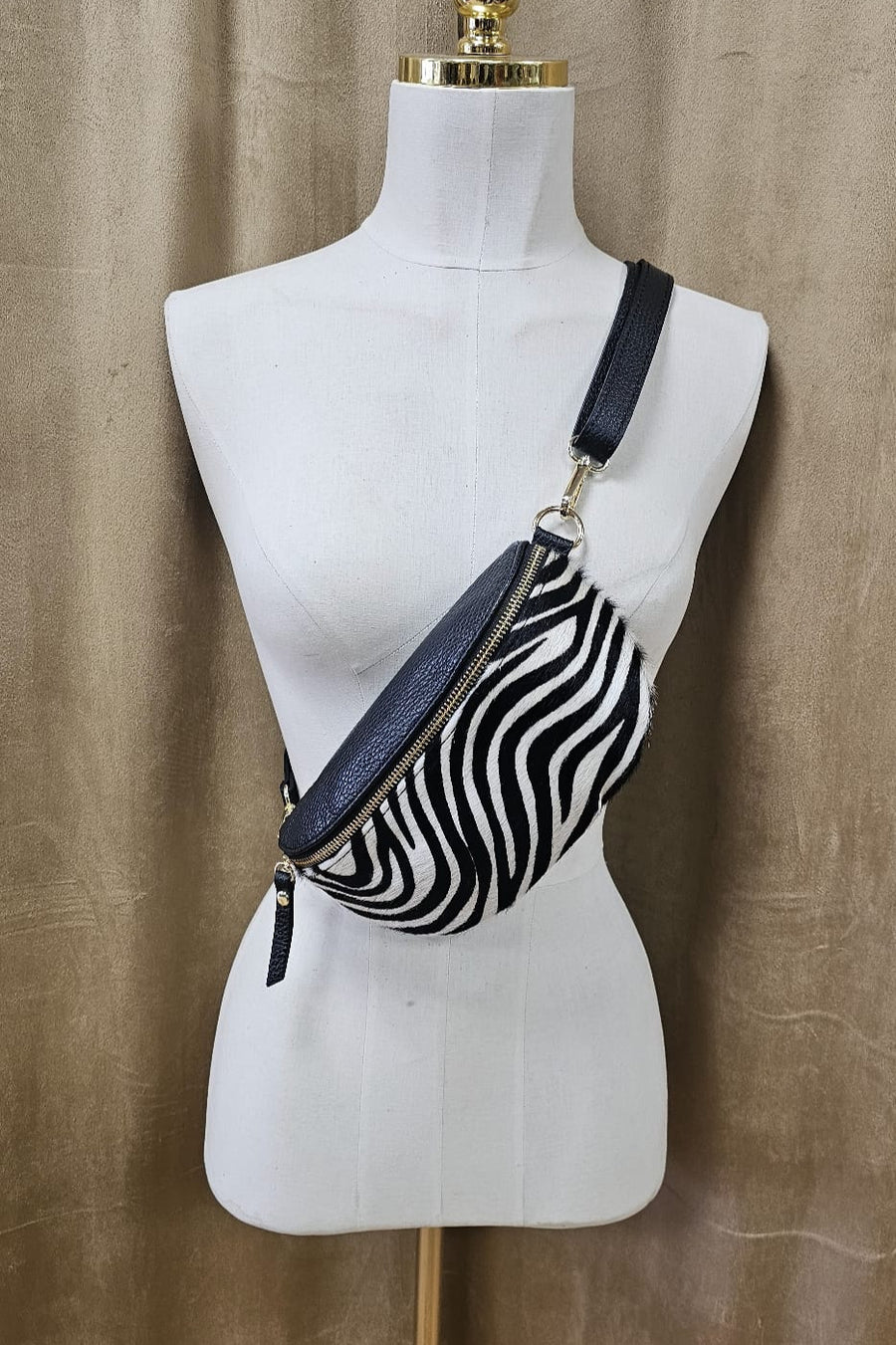 BOLSA DE CINTURA EM PELO ZEBRA